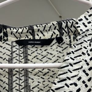 vero moda longline shirt black and white