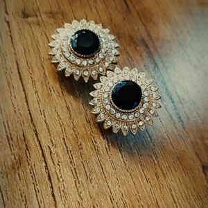 Black with Golden stones Earring (Pack Of 1)