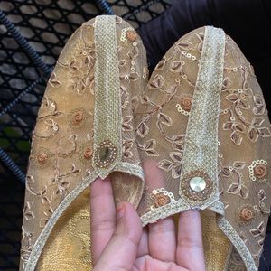 Golden bridal jutti