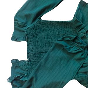 A Green Color Crop Top With Long Sleeves