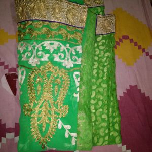 Woman Saree Color Green And Red क्रीम