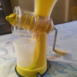 Mannual Hand Juicer with glasses in good Condition