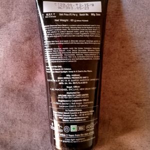 Charcoal Fash Wash Controls Acne,Pimples & Dark Sp