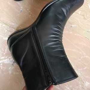 Ladies New  Boots(Price Negotiable)