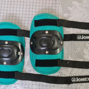 Jonex Helmet & 2 Knee caps for sports activities