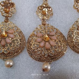 Maag Tikka With Earrings Set