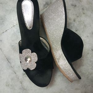 Beautiful Black And Grey Flower Design Wadges