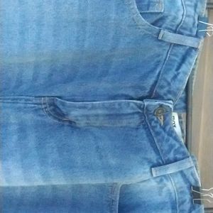 This Denim Mom Pant is from Max, 32 Inches Size With two pockets in front and two at back, It has belt loops, Zipper, one button, one sub pocket in front.