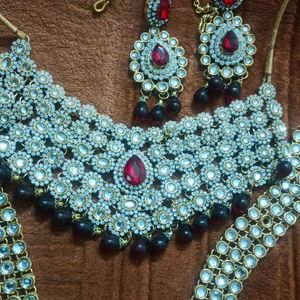 05 Pcs Jewellery Set. Like New