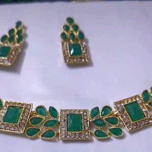 Beautiful Green Necklace With Earrings