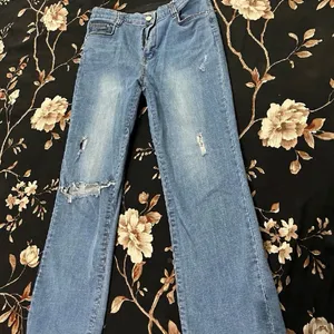 Lightly Washed Distress Jeans!!😍