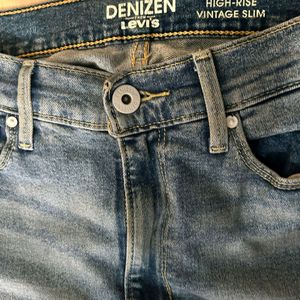 Levis Damaged Straight Fit Jeans