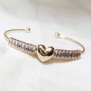 Brand New Heart Shaped Bracelet - Gold