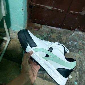 REEBOK SNEAKERS 6 7 SIZE AVAILABLE