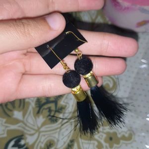 Black Gold Thread Earrings [New]