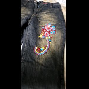 Black Colur Embroidery Jeans.