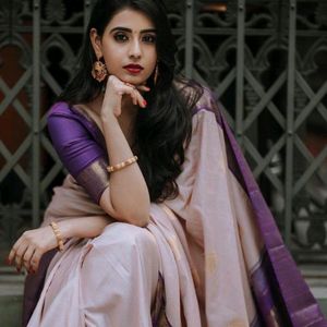 Women Kanjeevaram Woven Saree With Zari Accent