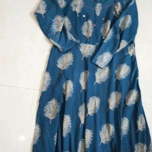 Dark Blue colour Gown with only one flaw shown in the last image. Will be not visible if Dupatta is taken. Otherwise the gown is in good Condition👍