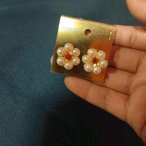 Small Flower Pearl Stud 🤍