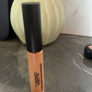 Nw 35, MAC Concealer