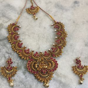 A Beautiful Neck Set With Earrings Maangtika