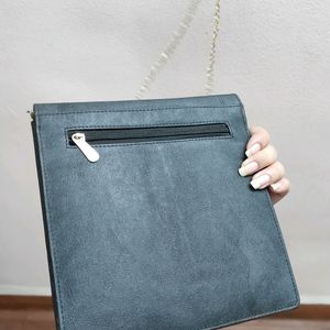 CLASSY SLING BAG