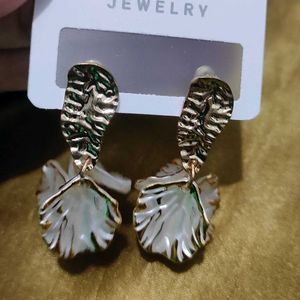 Trendy golden Earings