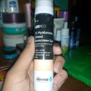 The Derma.Co 1% Hyaluronic Acid Tinted Sunscreen