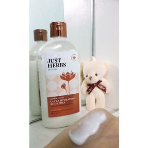 Just herbs Saffron Body Lotion 🎀