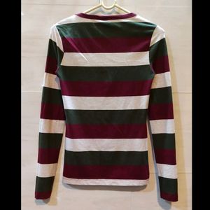 Round neck striped  casual T-shirt.🦃