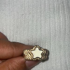 a white golden star ring