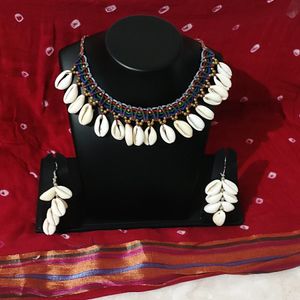 Shell necklace with earnings