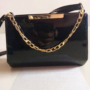 BLACK SLING BAG