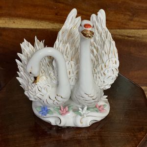 Price Drop!White Swan Couple Showpiece