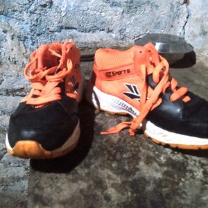 RUNNING SHOES IN NEW CONDITION