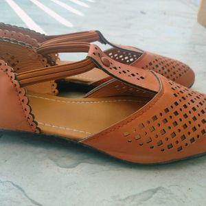 Traditional Juttis And Flipflop/Sandals