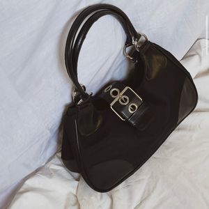 CLASSY CORE SLING BAG