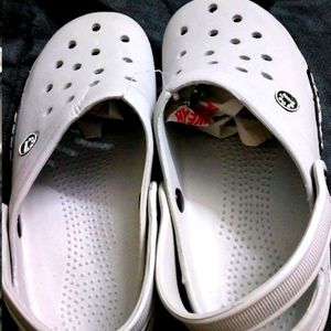 CROCS | GREY CLOGS/ NO FLAWS | NEVER US