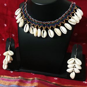 Shell necklace with earnings