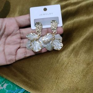 Trendy golden Earings