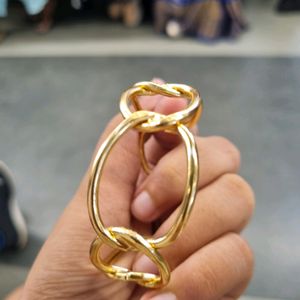 Stylish Gold Cuff for easy Accessory