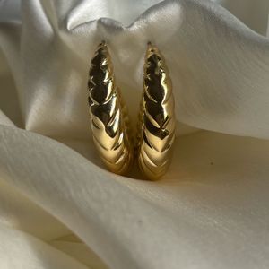 Flat croissant earrings (gold finish)