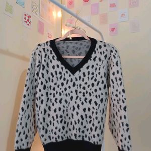 Leopard printed Fluffy B&W Pullover