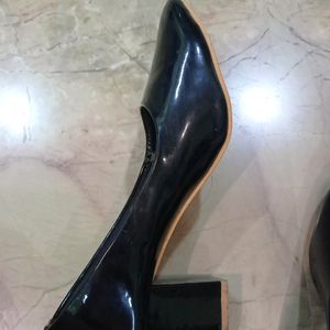 black pumps (2 inches)