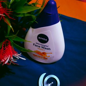 NIVEA Milk Delights Moisturizing Face Wash