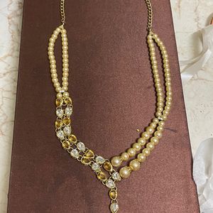 Pearl Set With White And Yellow Stone