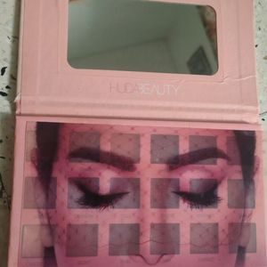 Huda Beauty NUDE Eyeshadow Palette