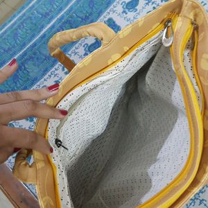 Chic Gold Handbag - Excellent Condition.