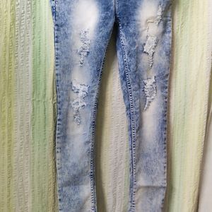 ICE BLUE RIPPED JEANS