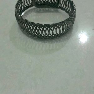 A Combo Of 2 Bracelets In grey Or Black Color